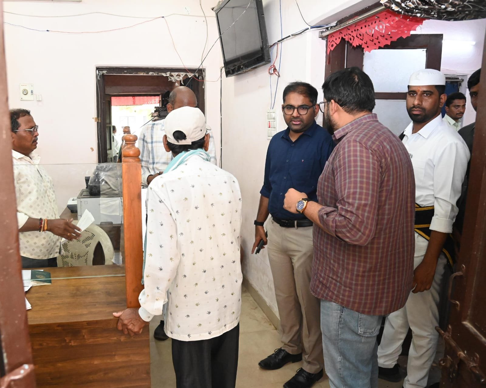సుల్తానాబాద్  మండలంలోని బాలసదనం, వృద్దాశ్రమం, తహసీల్దార్  కార్యాలయాలను  ఆకస్మికంగా తనీఖీ చేసిన జిల్లా కలెక్టర్